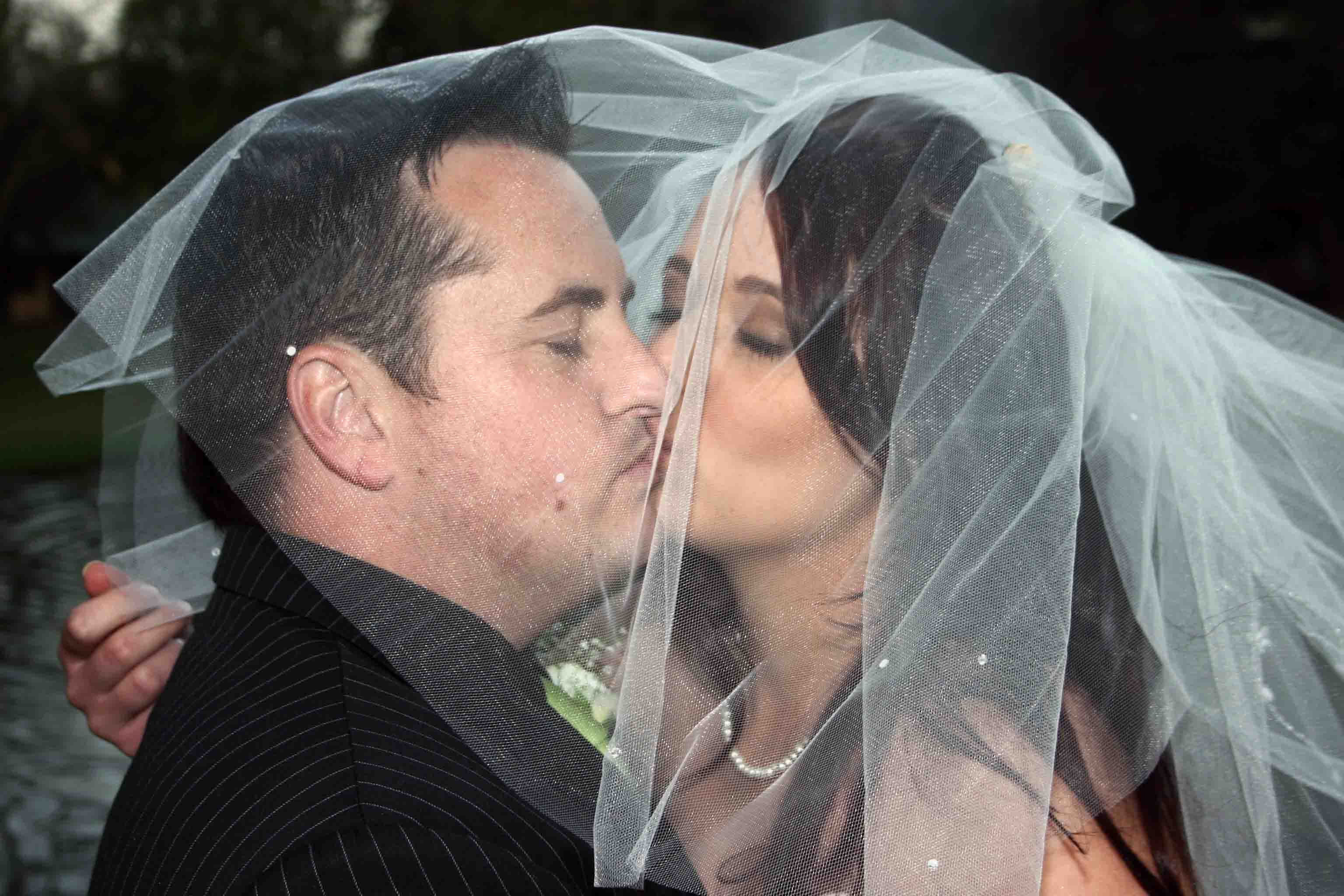 Morne and Jenna kissing under the veil.